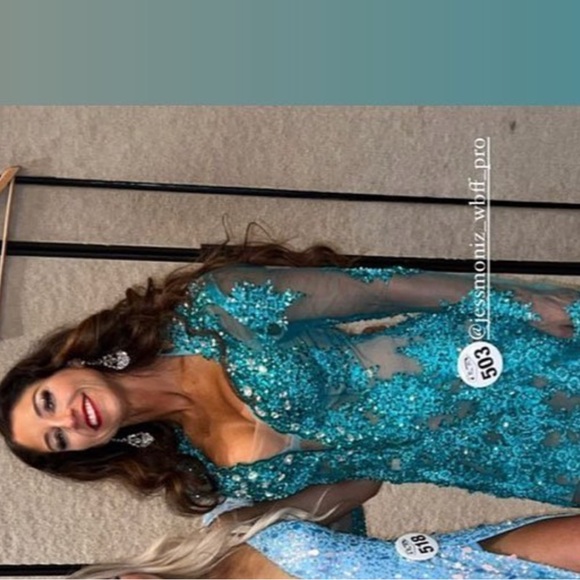 Absolutely stunning green/blue, sequin gown. - Picture 6 of 7